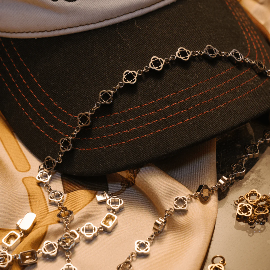 Clover Link Necklace (Silver) - Image 5
