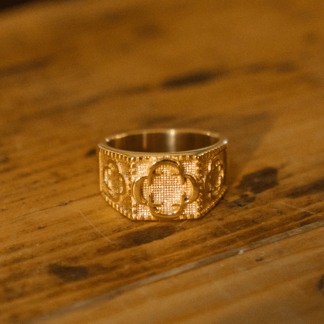 Clover Sovereign Ring (Gold) - Image 4