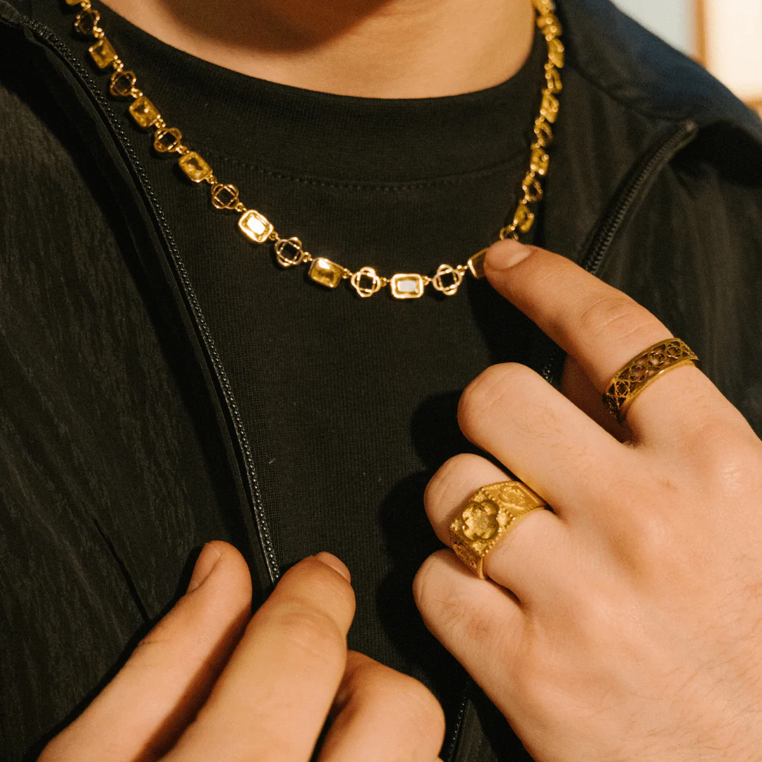 Clover Sovereign Ring (Gold) - Image 5