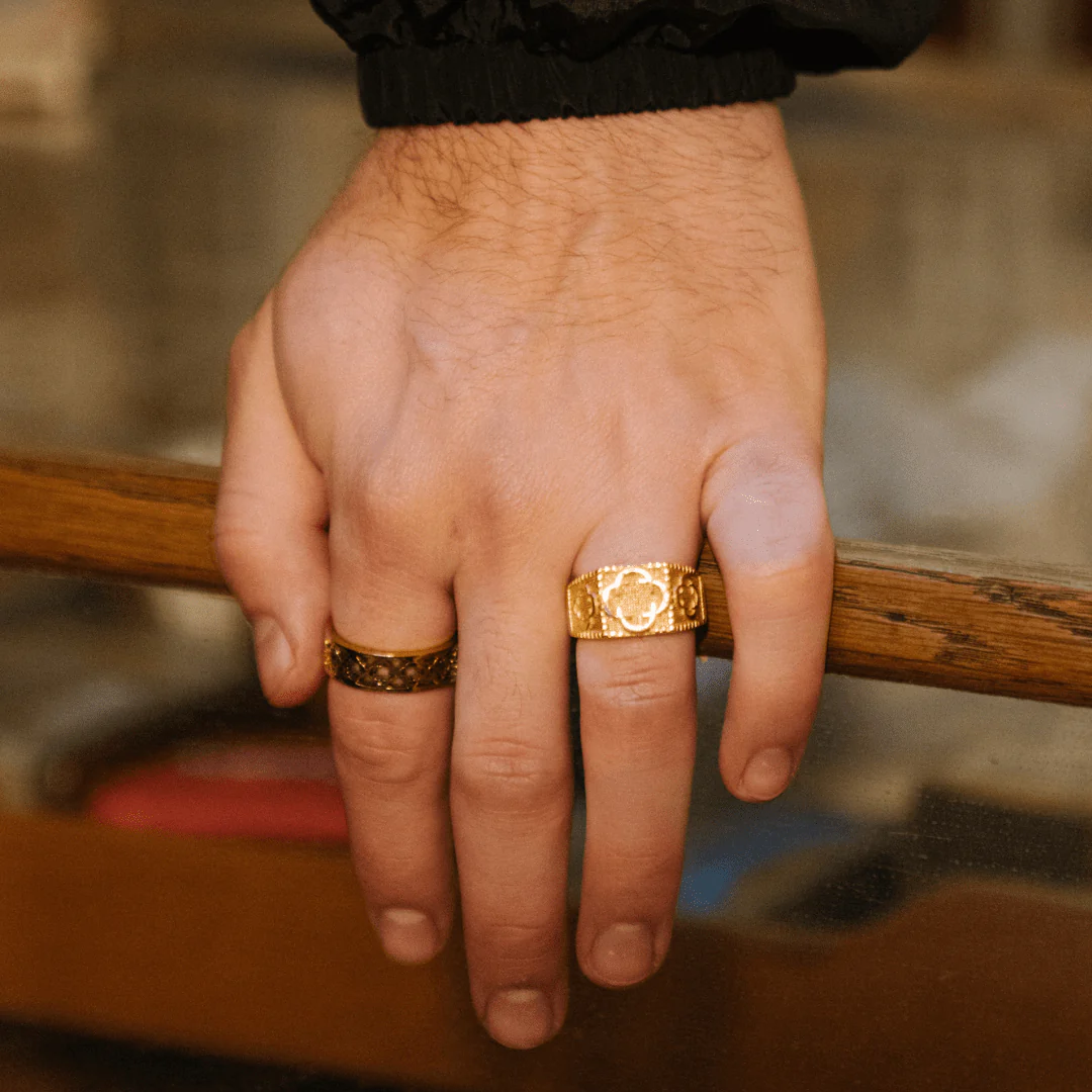 Clover Sovereign Ring (Gold) - Image 6